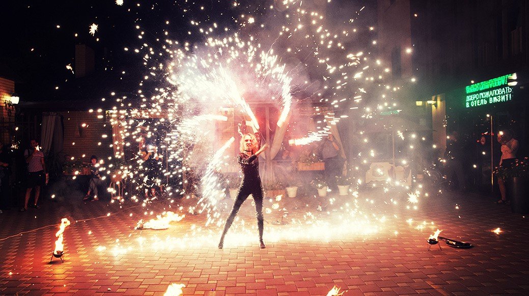 Огненное фаер шоу с фейерверками Шоу в стиле чёрный блюз Соло купить и заказать в Ростове на Дону